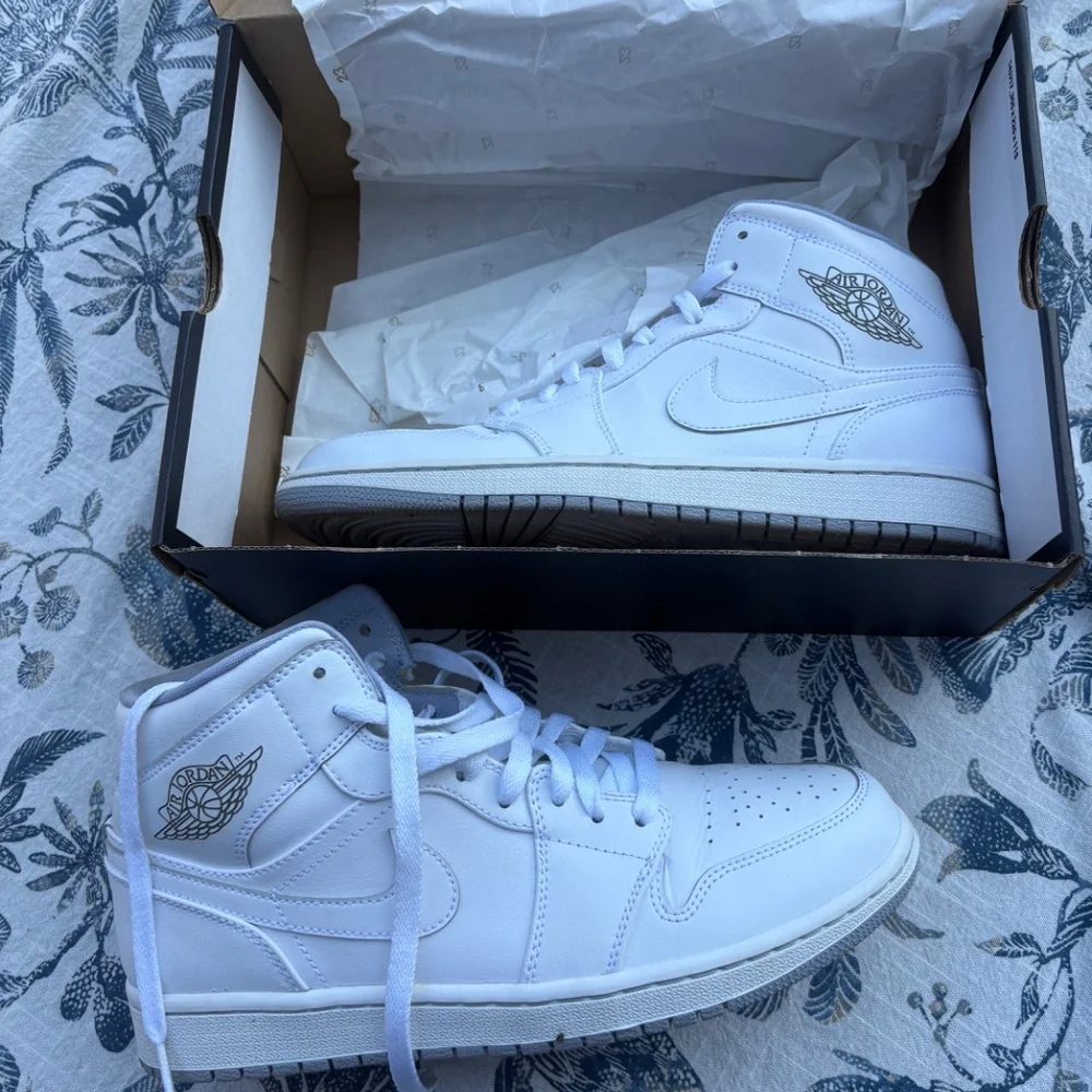 Jordan 1 Mid White Wolf Grey (2016) - Size 9 (554724-112 ) - Picture 2 of 8